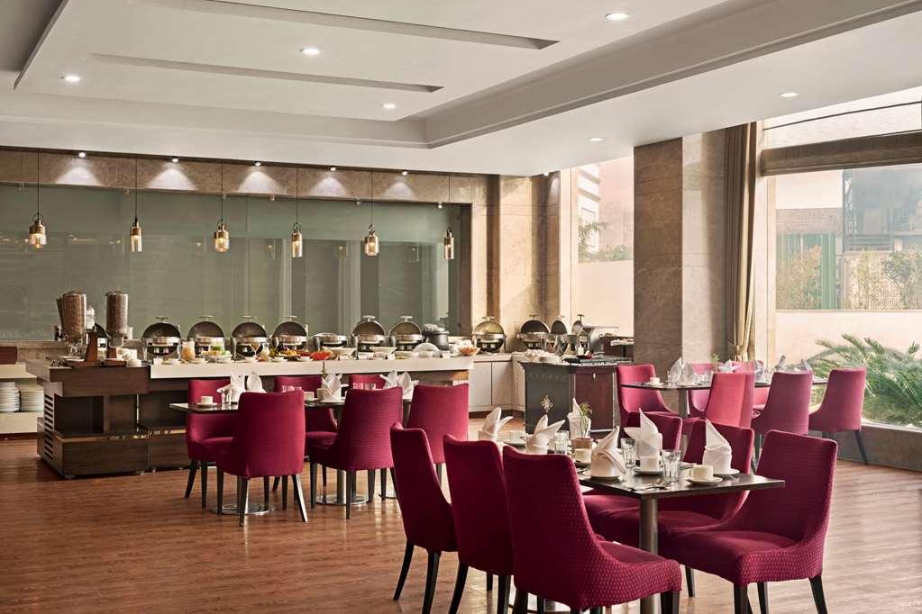 Ramada By Wyndham New Delhi Pitampura Hotel Restaurant foto