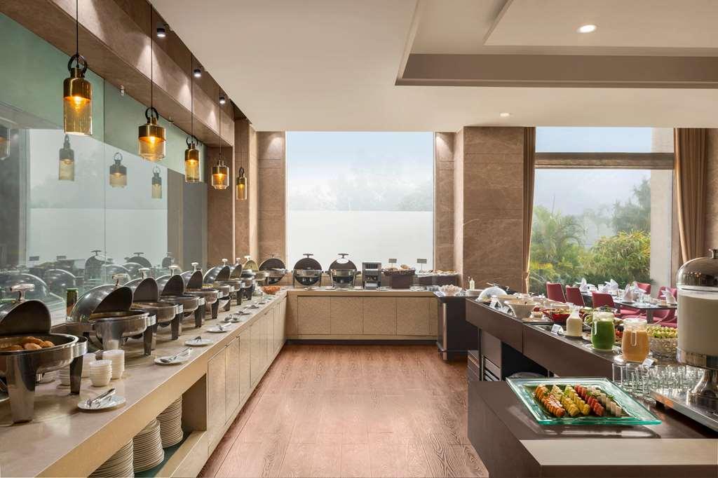 Ramada By Wyndham New Delhi Pitampura Hotel Restaurant foto