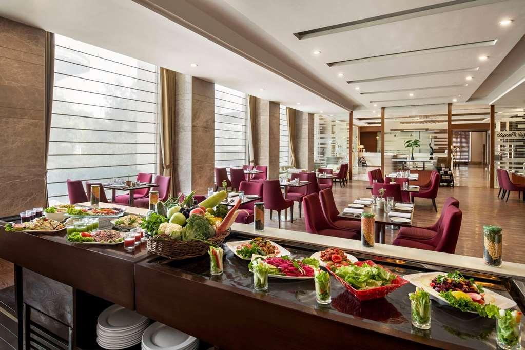 Ramada By Wyndham New Delhi Pitampura Hotel Restaurant foto